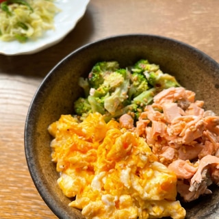 ランチやお弁当に★鮭と卵とブロッコリーの春の三色丼